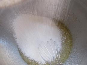 筛入混合的粉类。