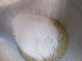 筛入混合的粉类。