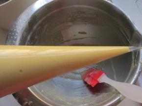 加入到裱花袋中。