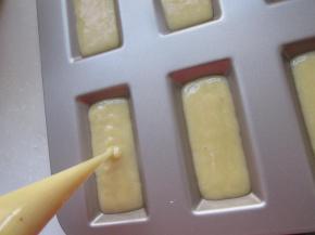 把面糊挤到模具上。