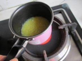 黄油放到小锅里加热，小火熬成黄色。