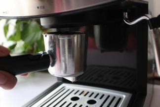 咖啡机底部有一个卡扣。