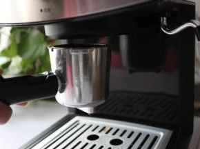 咖啡机底部有一个卡扣。