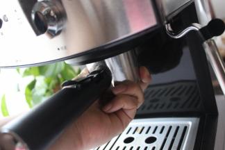 把过滤器卡紧，这样才可以打开电源安全的使用。