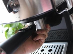 把过滤器卡紧，这样才可以打开电源安全的使用。