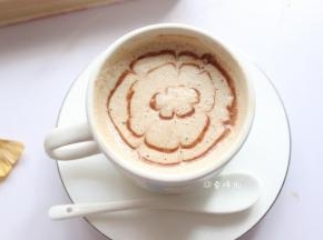 把巧克力酱挤上，用牙签划几下即可。