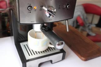 等咖啡滴完即可拿出杯子，加入适量热牛奶。