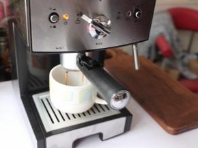 等咖啡滴完即可拿出杯子，加入适量热牛奶。