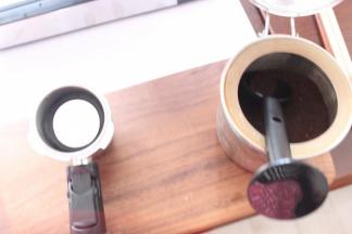 把咖啡磨成粗粉。