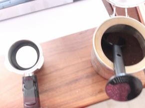 把咖啡磨成粗粉。