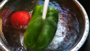 青椒西红柿洗净