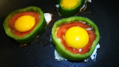 锅中油热 放入西红柿青椒圈 打入鸡蛋