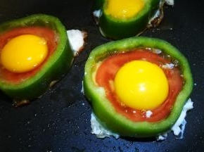 锅中油热 放入西红柿青椒圈 打入鸡蛋