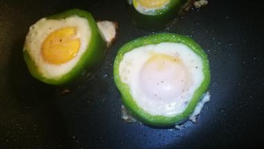 小火煎制鸡蛋凝固即可