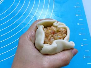 包好后利用虎口慢慢收起