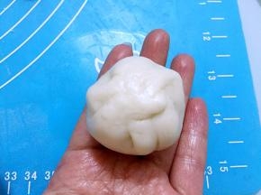 利用虎口慢慢收起来直至全包裹上油酥