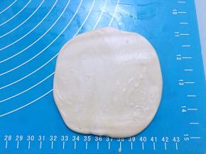 再擀成中间厚四边薄的面片