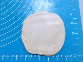 再擀成中间厚四边薄的面片