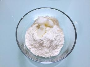 把油酥材料放入盆中