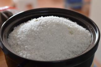 5，然后把包裹好的鸡放入砂锅中，再用剩下的海盐盖住。