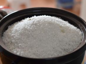 5，然后把包裹好的鸡放入砂锅中，再用剩下的海盐盖住。