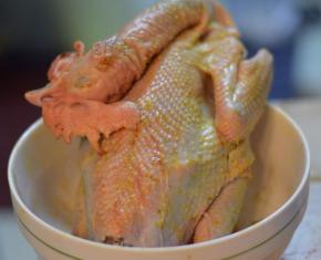 1，先把鸡处理好，洗净后去掉头尾，用细盐和料酒轻轻搓揉均匀，腌制一个小时，最好盖上盖子，防止鸡皮干燥。