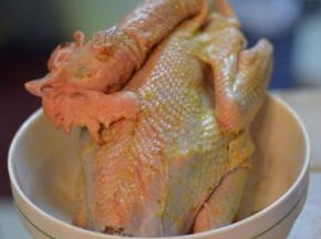 1，先把鸡处理好，洗净后去掉头尾，用细盐和料酒轻轻搓揉均匀，腌制一个小时，最好盖上盖子，防止鸡皮干燥。