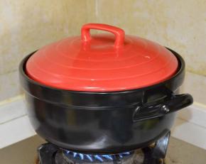 6，最后盖上盖子，先大火烧十分钟，然后转小火焗五十分钟即可。