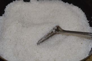 3，海盐放入锅中煸炒片刻，直至微微发黄，有噼里啪啦的声音即可。