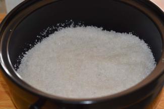 4，取黑乐砂锅一只，刚买回来的砂锅冲洗干净用抹布擦干（注意，用于烧烤的砂锅，必须是干燥的砂锅，因此不可泡洗），放入炒好的盐铺在底部，大概两指节高。