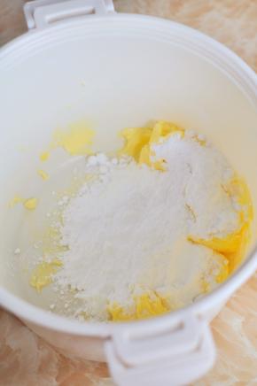 黄油软化后加入糖粉。