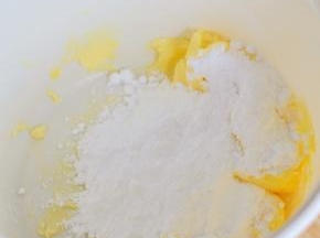 黄油软化后加入糖粉。