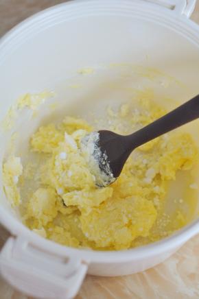 先用刮刀将糖粉拌入黄油中，以免打发时粉尘飞扬。