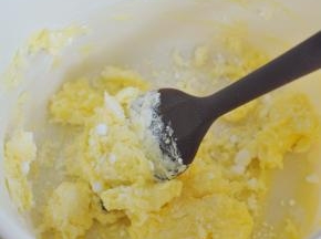 先用刮刀将糖粉拌入黄油中，以免打发时粉尘飞扬。