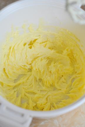 用打蛋器打发黄油。