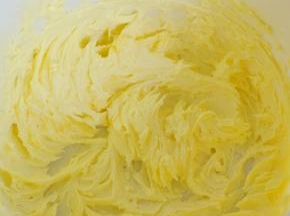 用打蛋器打发黄油。