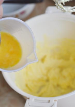 分次加入蛋液。