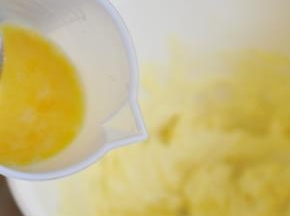 分次加入蛋液。