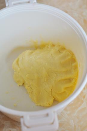 将面团拌至无干粉，放入冰箱冷藏一小时。