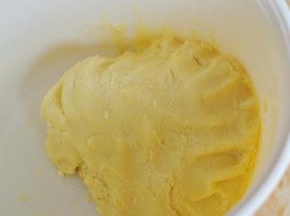 将面团拌至无干粉，放入冰箱冷藏一小时。