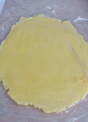 表面覆盖保鲜膜，将面团擀成片状。