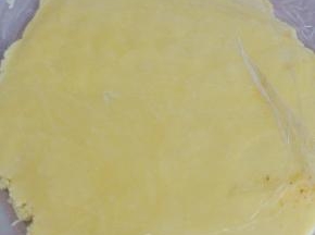 表面覆盖保鲜膜，将面团擀成片状。