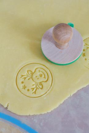 用印章饼干模具，先压出花纹。