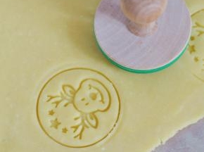 用印章饼干模具，先压出花纹。