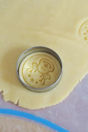 然后用配套的圆形压模压出饼干。