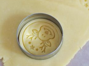 然后用配套的圆形压模压出饼干。