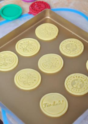 硅胶图案是可拆卸的，一款饼干模可以压出三种图案，随意换就行了。压出饼干胚后，用牙签在饼干正中顶部捅出小圆点，这样烘烤结束后会有一个小洞。170度烘烤12-15分钟。