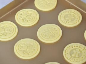 硅胶图案是可拆卸的，一款饼干模可以压出三种图案，随意换就行了。压出饼干胚后，用牙签在饼干正中顶部捅出小圆点，这样烘烤结束后会有一个小洞。170度烘烤12-15分钟。