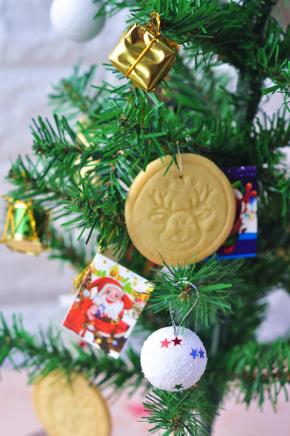 等饼干晾凉后再移动，用棉线穿过饼干上面的小洞，绑在圣诞树上。