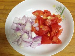 番茄去皮切大块，洋葱切块